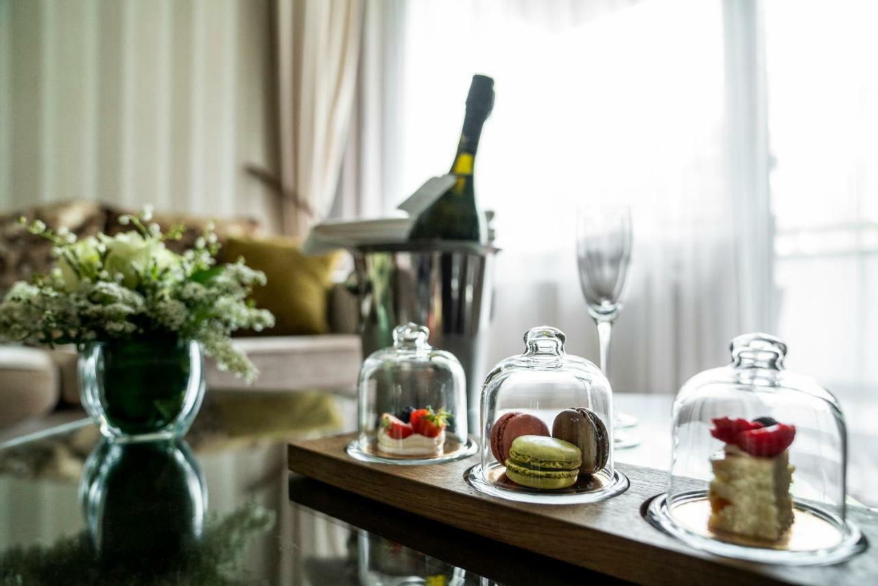 Baltic Beach Hotel & Spa Jūrkalne Extérieur photo A bottle of champagne and desserts