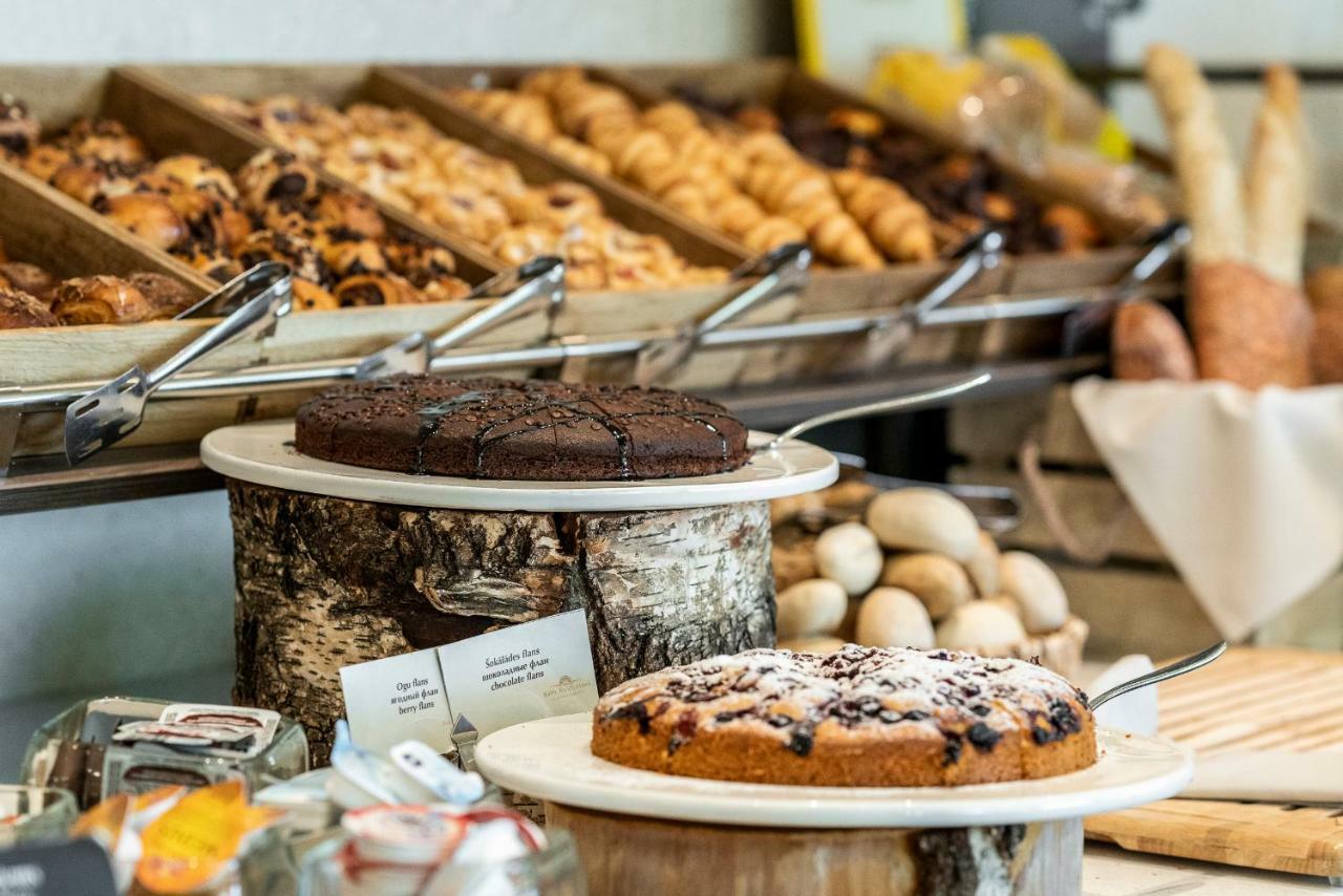 Baltic Beach Hotel & Spa Jūrkalne Extérieur photo A selection of cakes at a buffet